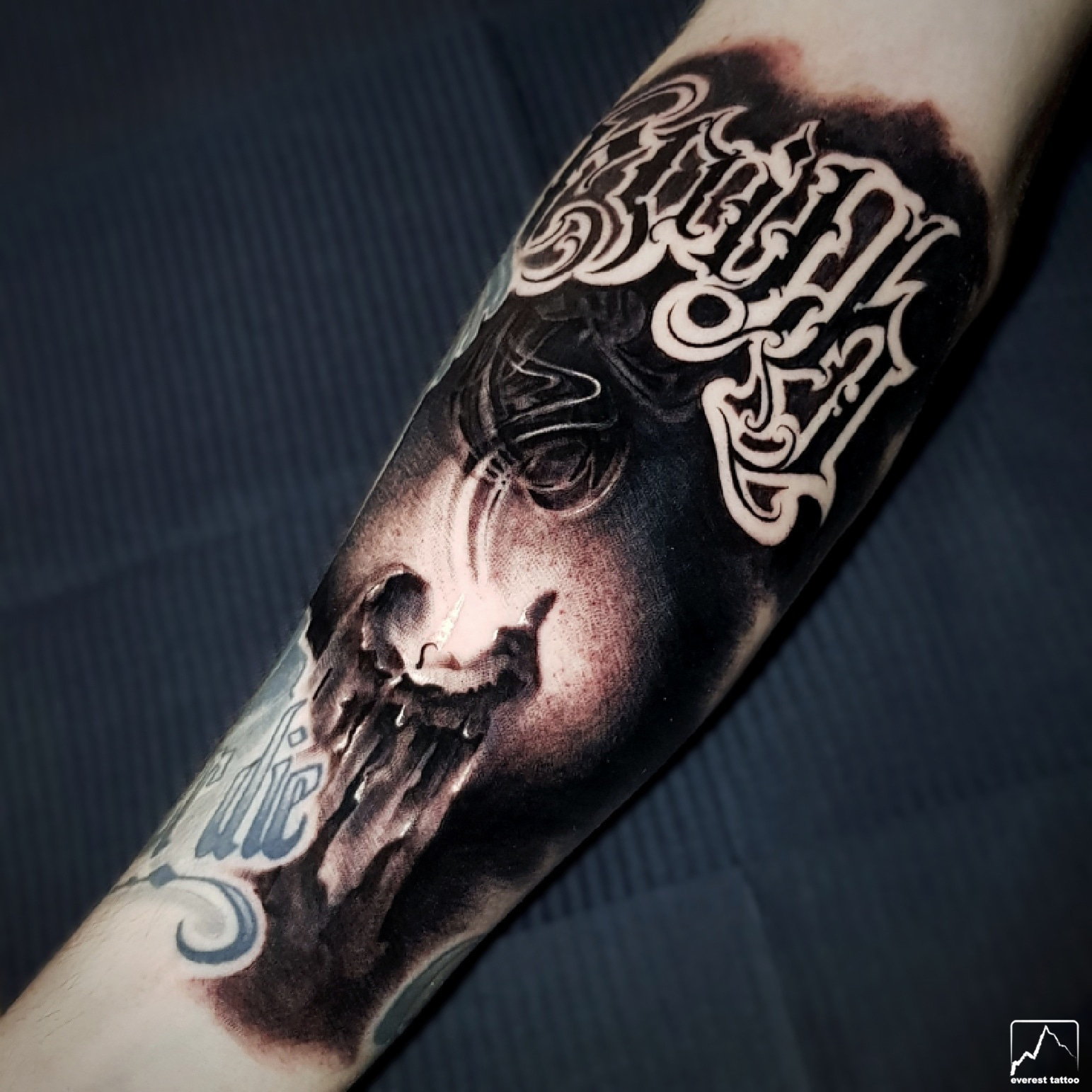 Dave_Fehér_Dávid_Everest_Tattoo_Buda_tetoválás_legjobb_most_piercing_realistic_realisztikus_gyertya_candle_calligraphy_kalligráfia